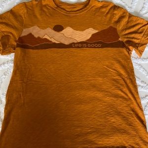Life Is Good Men’s short sleeve tee. Sz Medium logo on front. Rust color